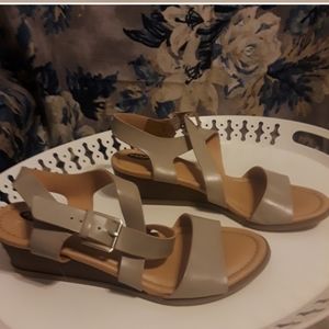 Dr Scholl's tan sandals 8.5